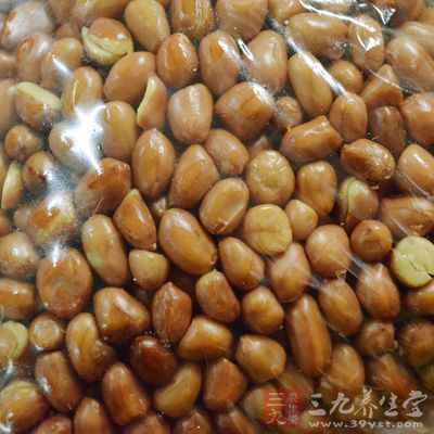 將花生去殼，同芝麻放入陶器罐內