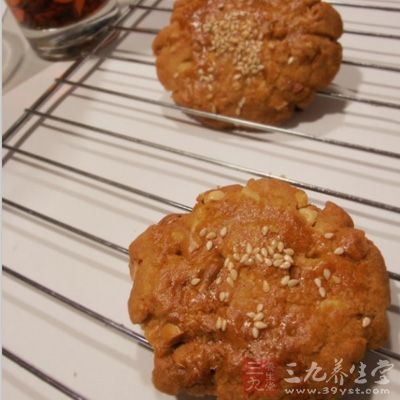 關火後用余溫焖10分鐘左右，桃酥轉酥黃就好了