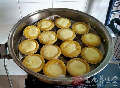 撻皮做法：加入過篩的面粉、水混合揉面