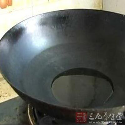 鍋中刷少許油