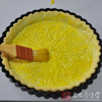 把面餅表面刷蛋黃液