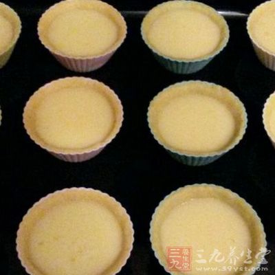 將擀好的面片壓入蛋撻模具內，放置15分鐘