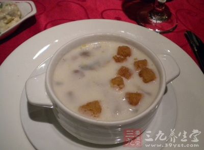 湯濃稠後加入蘑菇丁，繼續攪拌大概10分鐘就可以了