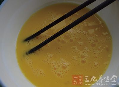 將雞蛋打散