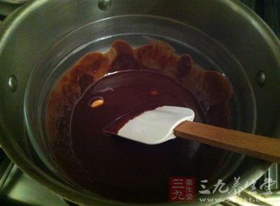 黑巧克力掰成小塊，與黃油一同置於碗中，隔水加熱