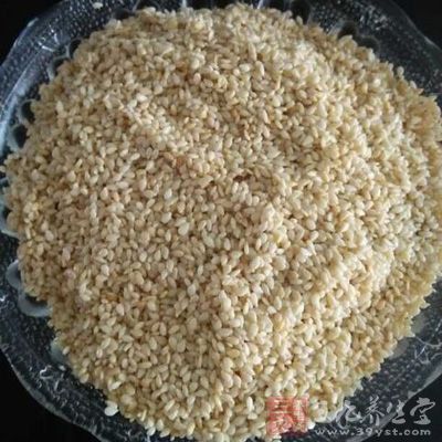 准備好適量白芝麻