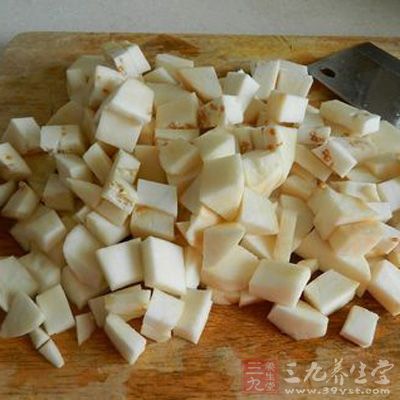 撈出土豆剝去皮，切成方丁備用