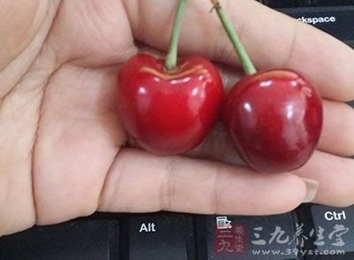 將櫻桃放入排好 將櫻桃放入排好