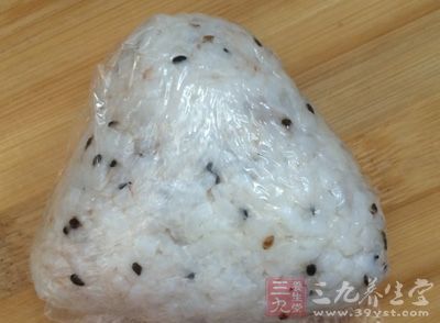 熱米飯一飯勺攤開，灑上芝麻海苔碎拌勻，裡面放上一枚腌梅子