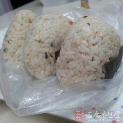 將胡蘿卜蓉、碎海苔與腌制好的蝦蓉混合，加入鹽和雞精拌均