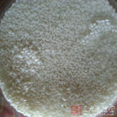 准備好150g糯米,將它泡好 准備好150g糯米,將它泡好