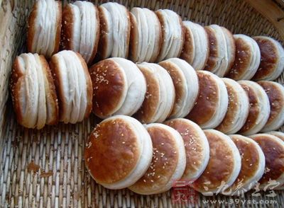 將餅坯擀成長條,卷起,再擀成長條,再次卷起 將餅坯擀成長條,卷起,再擀成長條,再次卷起