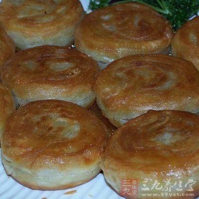 最後把面團擀成3毫米厚的薄片,切成需要大小 最後把面團擀成3毫米厚的薄片,切成需要大小