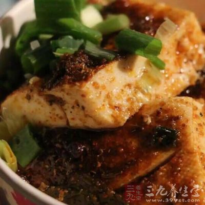 鹵好的豆腐逐塊下入油鍋，成外焦內嫩撈出