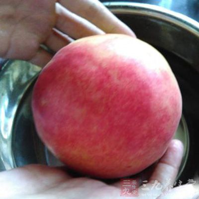 將油桃洗干淨，放置備用
