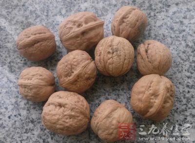 准備適量的核桃 准備適量的核桃