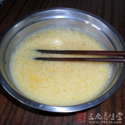 用筷子將糖,蛋液和黃油充分攪拌均勻 用筷子將糖,蛋液和黃油充分攪拌均勻