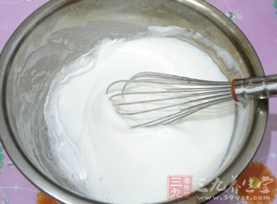 蛋白打成魚眼泡後，分三次加細砂糖打發