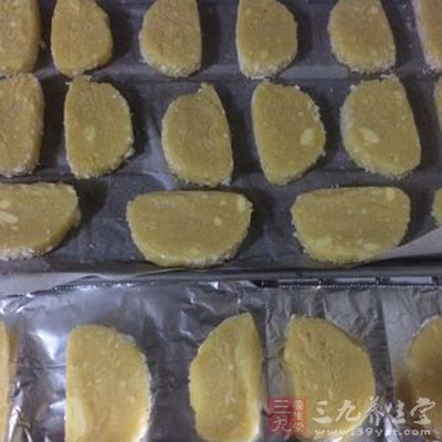 把面團壓成長條，切塊，擺放好