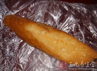首先和面要軟一些，材料用面粉、雞蛋、糖、少許鹽、酵母、牛奶或奶粉加適量水揉成軟面團