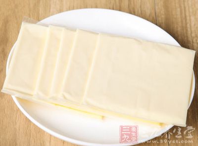 芝士又名奶酪、干酪，指動物乳經乳酸菌發酵或加酶後凝固，並除去乳清制成的濃縮乳制品
