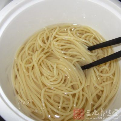 煮好的意面撈至涼開水中