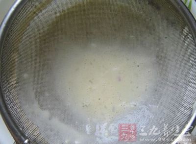 面糊過篩,去掉大的顆粒 面糊過篩,去掉大的顆粒