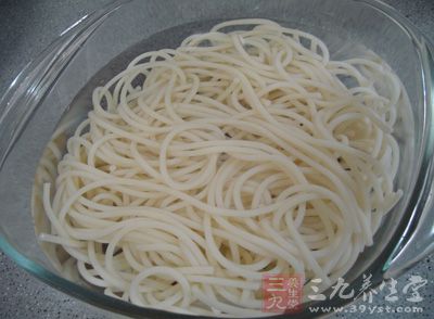 意面煮熟放入冷水中備用