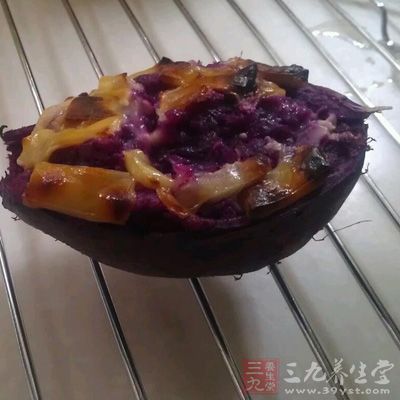在裝好的紅薯肉上刷上蛋黃液，放入預熱好的烤箱中