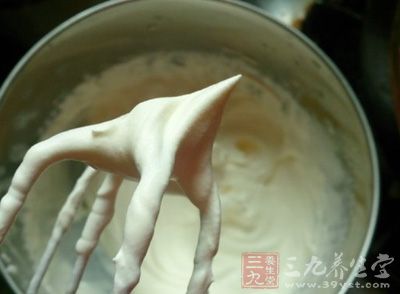 打蛋器提起能拉出堅挺的角，這時候奶油非常細膩，打發完成
