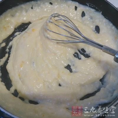 在打發的淡奶油中倒入牛奶後再倒入厚底鍋中，微微加熱並不停攪拌