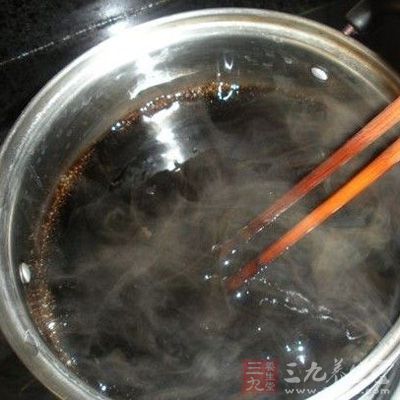 徹底凝固的仙草凍，倒扣在案板上，切成小丁狀