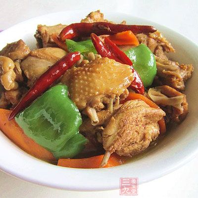 雞塊油多熱度高，關火後雞塊的溫度會讓青椒完全成熟