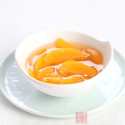 切好的黃桃放入陶瓷鍋中，放入涼水