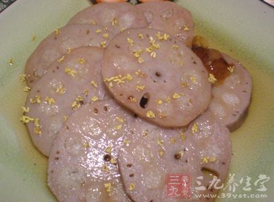 把蓮藕表面刷洗干淨，在藕的一端切出一個3cm的小段