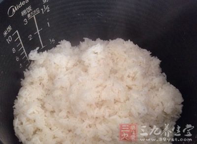 米飯煮熟後，將油預熱後，將c、姜絲和蔥白部分倒入爆香，放料酒去腥倒入a和b，開始翻炒