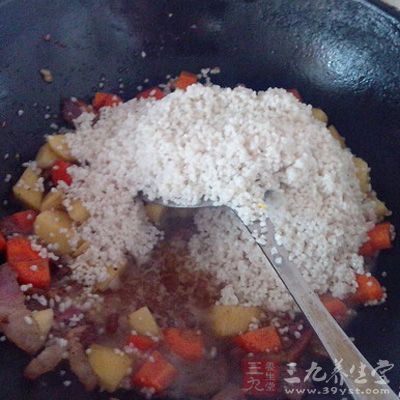 開火鍋燒熱，臘肉丁下鍋爆香出油，放入青豌豆、筍丁炒香