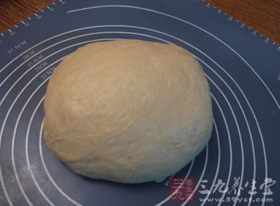 面包原料除油外全部混合邊揉邊摔成光滑面團