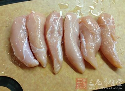 雞肉用刀背拍幾下，肉更松一些，切成粗條備用