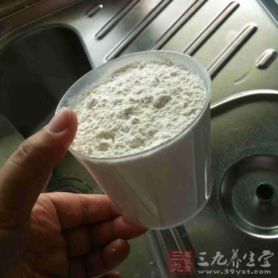准備好高筋面粉200克