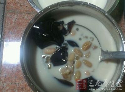 做燒仙草:很簡單,把所有東西倒入奶茶中就做好了 做燒仙草:很簡單,把所有東西倒入奶茶中就做好了