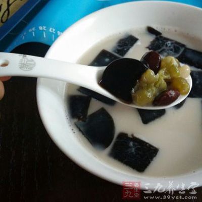 將芶芡材料中的太白粉和水一起混合攪拌均勻後備用 將芶芡材料中的太白粉和水一起混合攪拌均勻後備用