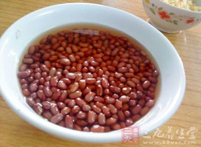 將紅豆洗淨加水，浸泡一整天