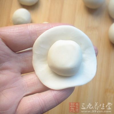 取水油皮按扁，包上一個油酥
