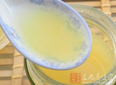 把蛋液和醋攪拌在一起，攪拌均勻