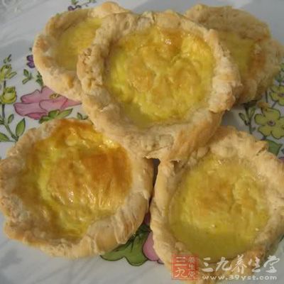 制作水皮:將黃油、水面粉揉成光滑的面團不沾手,用保鮮暯包好放冰箱冷藏30分鐘 制作水皮:將黃油、水面粉揉成光滑的面團不沾手,用保鮮暯包好放冰箱冷藏30分鐘