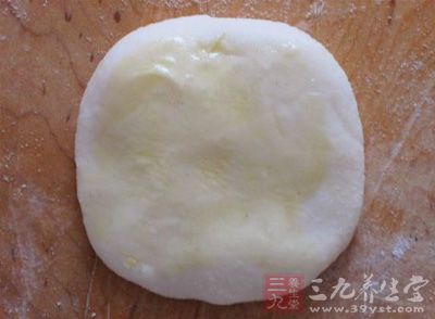 再把小面卷擀成餅胚，在餅的兩面刷油