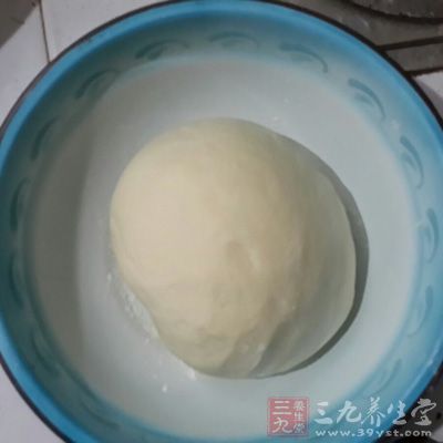 面粉加水和酵母和成面團，醒發