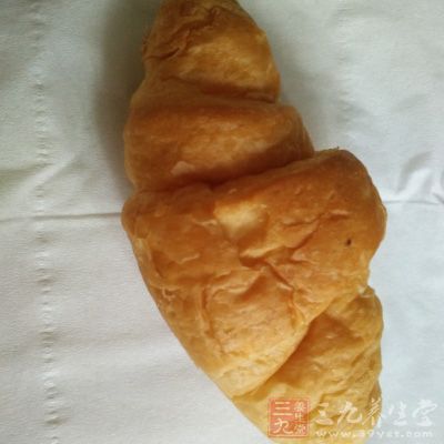 把分割的小面團滾圓，這樣有利於形成面包的皮