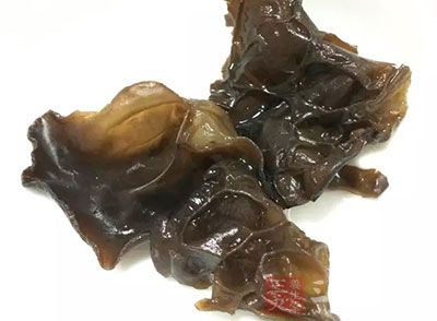 將黑、白木耳洗淨浸泡後，切成條狀備用